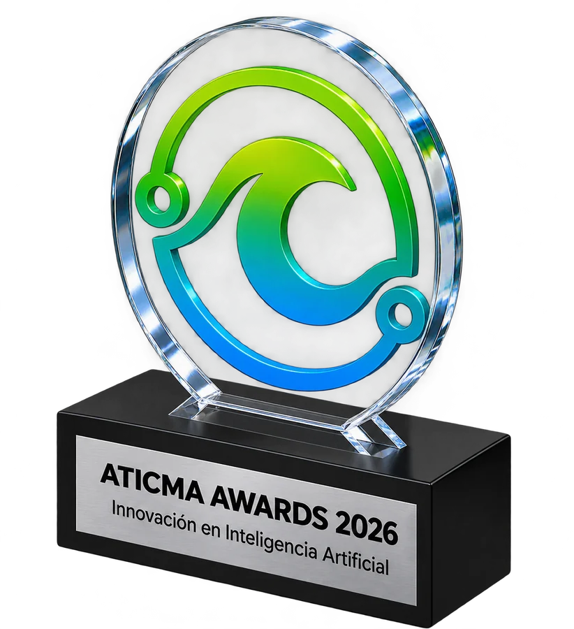 Estatuilla de los ATICMA Awards 2026: un disco de acrílico con el isotipo de ATICMA sobre una base negra con la placa de la categoría.