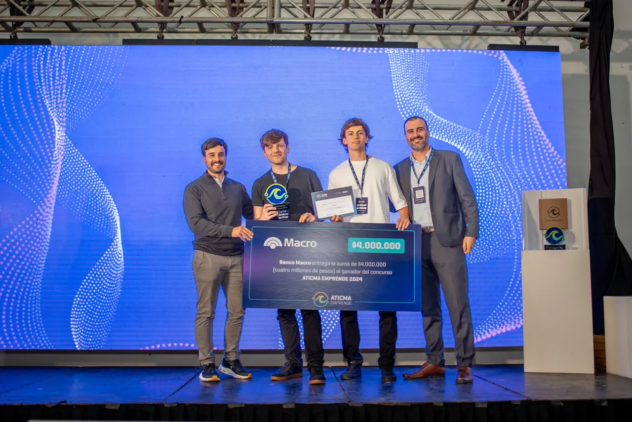 El equipo de Roomix recibe el premio en los ATICMA Awards 2024