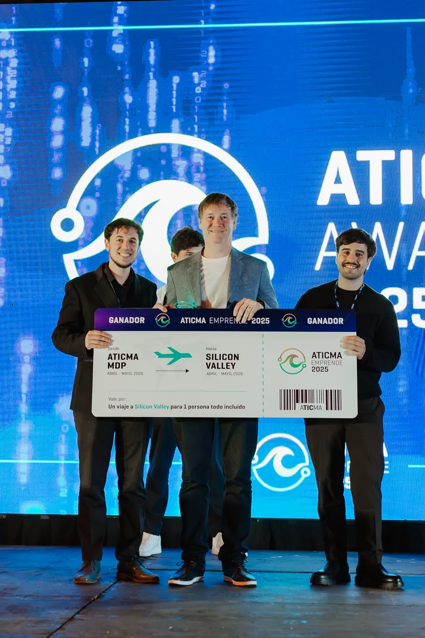El equipo de Pastech recibe el premio en el escenario de los ATICMA Awards 2025