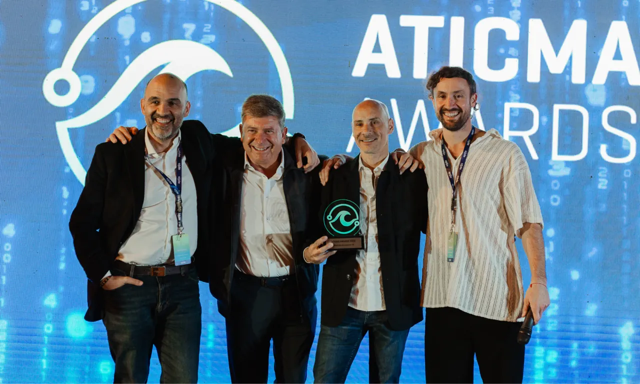 El equipo de Exactian con su premio