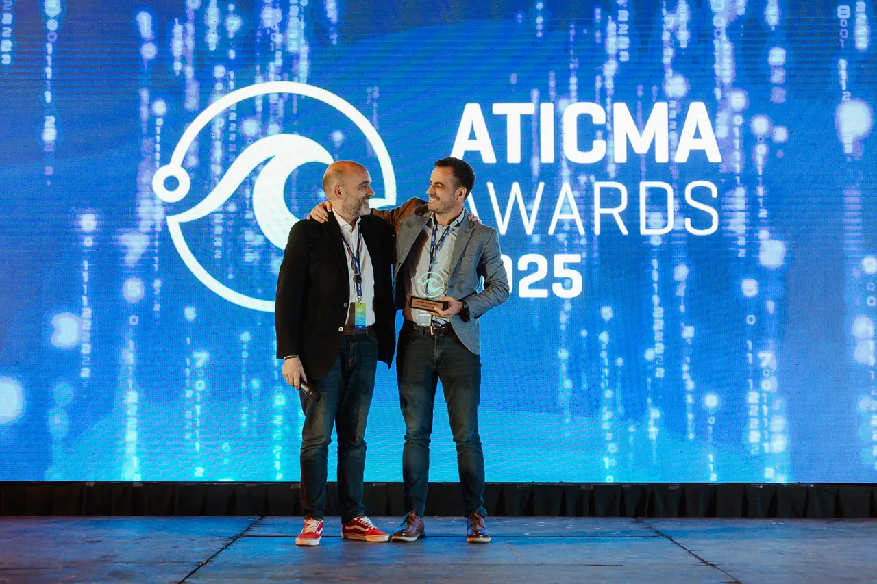 Bernardo Martínez Sáenz recibe el premio a la trayectoria